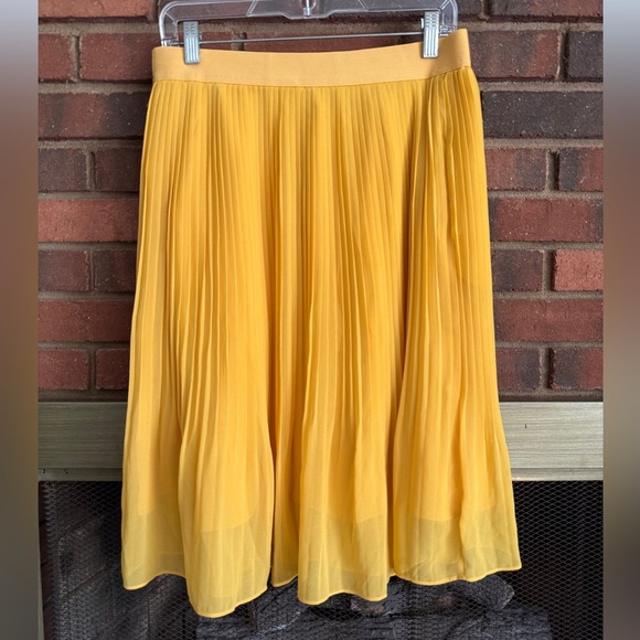 a new day Dresses & Skirts - 🛍️ gorgeous pleated yellow skirt Excellent condition.